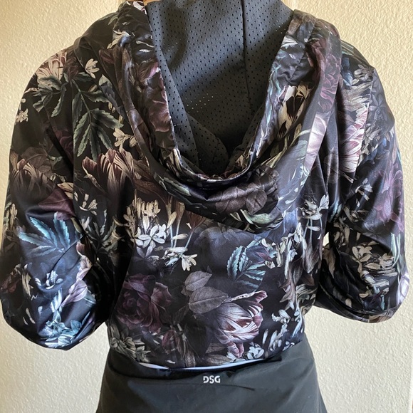 Nike Woman’s Jacket - Picture 4 of 4